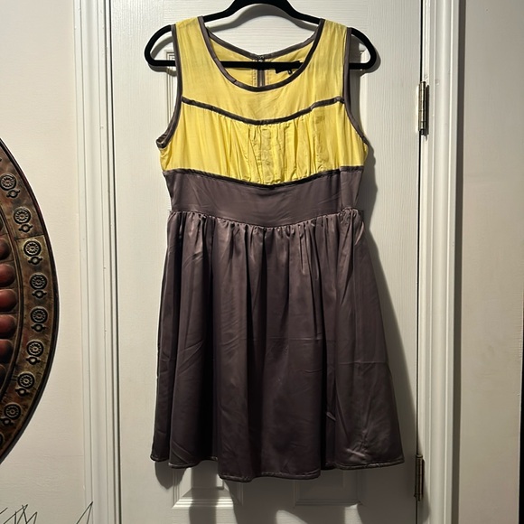 👗Ryu Silk Yellow and Gray Sleeveless Midi Dress - Picture 2 of 16